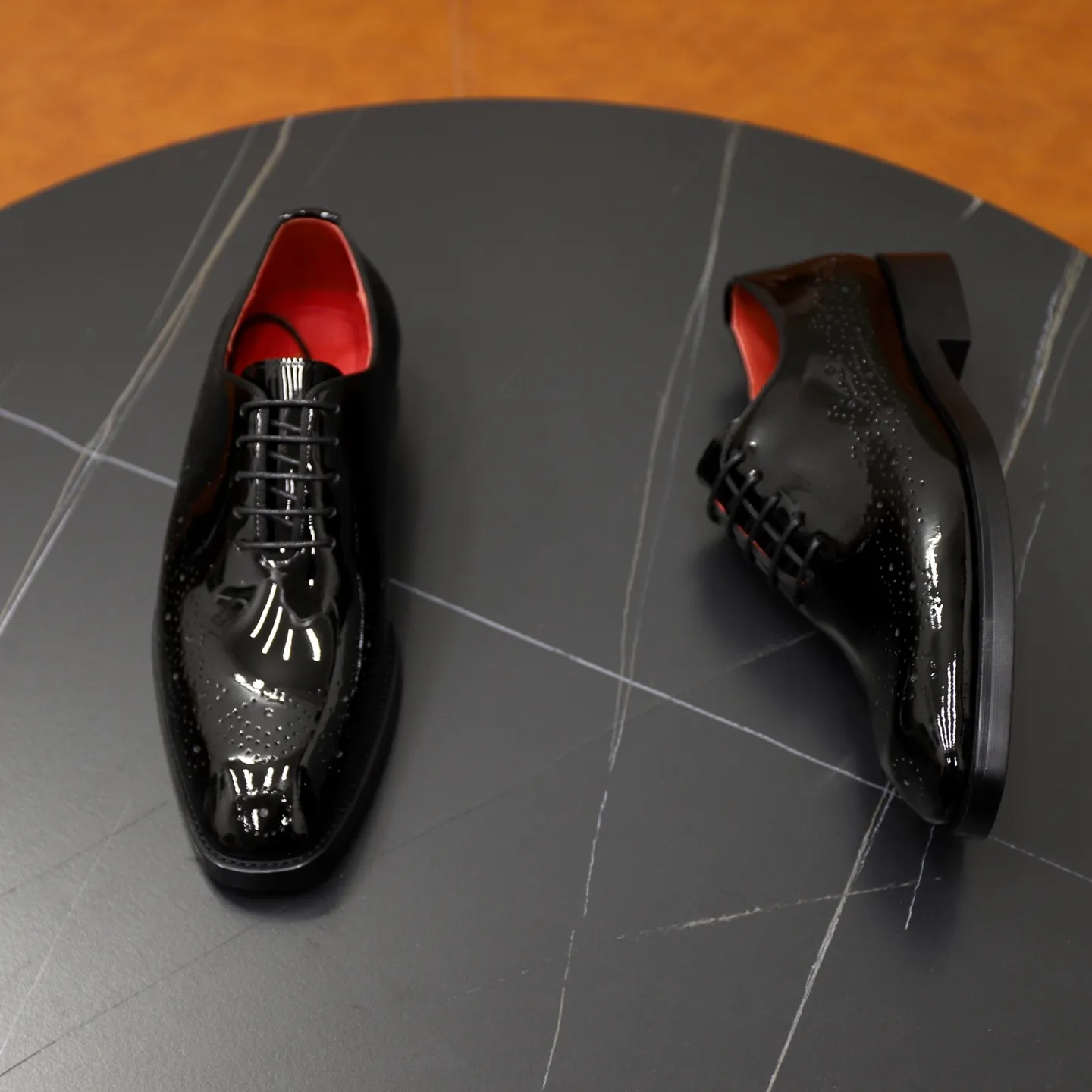 Ex-factory price: 620💰Christia*.Loubouti*🆑High-end men’s business formal leather shoes | Classic red sole shoes | Original imported first-layer cowhide | Water-dyed cowhide lining | Italian imported red rubber outsole | High-end luxury | Perfect interpretation of fashion, sunshine, style, suitable for various occasions Size: 39-44 (38.45 custom-made)